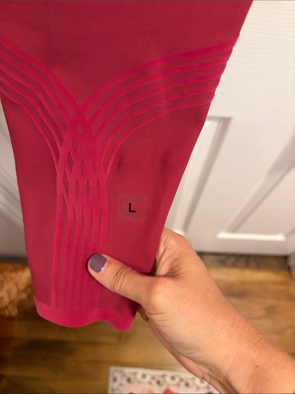 High-Waist Burgundy Women's Leggings with Subtle Knee Detail - Picture 4 of 7